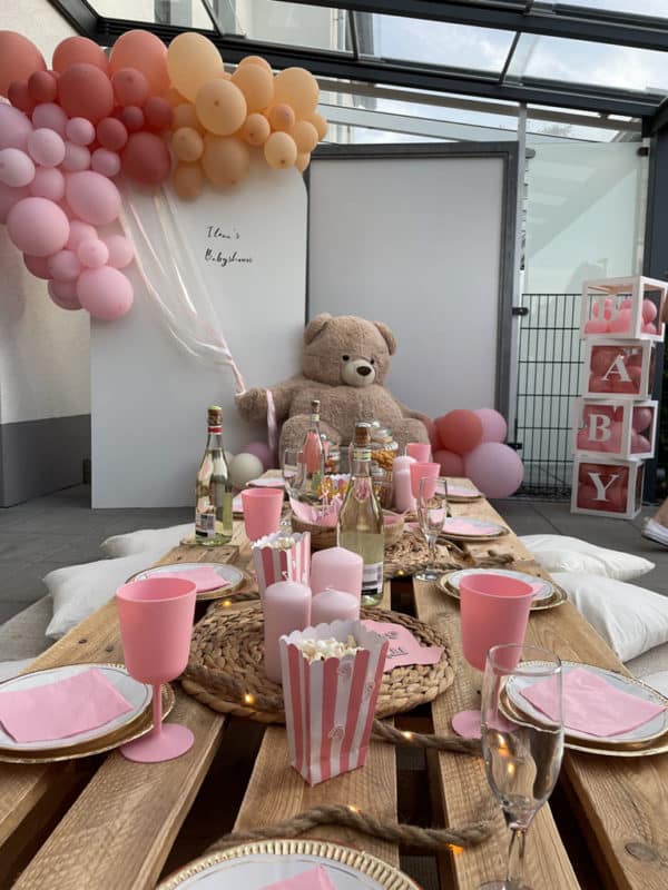 Babyshower mit rosa Ballonbogen, Teddy und gedeckter Tafel