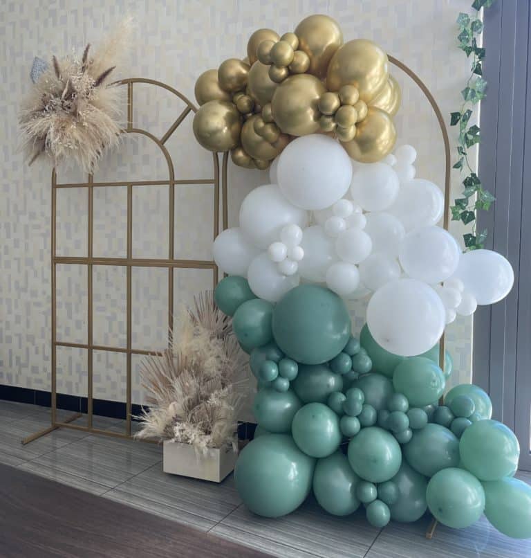 Elegante Ballondekoration in Gold, Weiß und Salbei