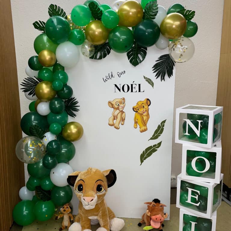 Kindergeburtstag mit grün-goldener Ballonwand und personalisiertem Backdrop
