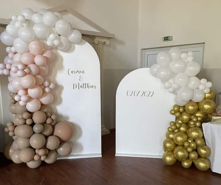 Weiße Hochzeitsbögen mit Ballons in Nude, Weiß und Gold